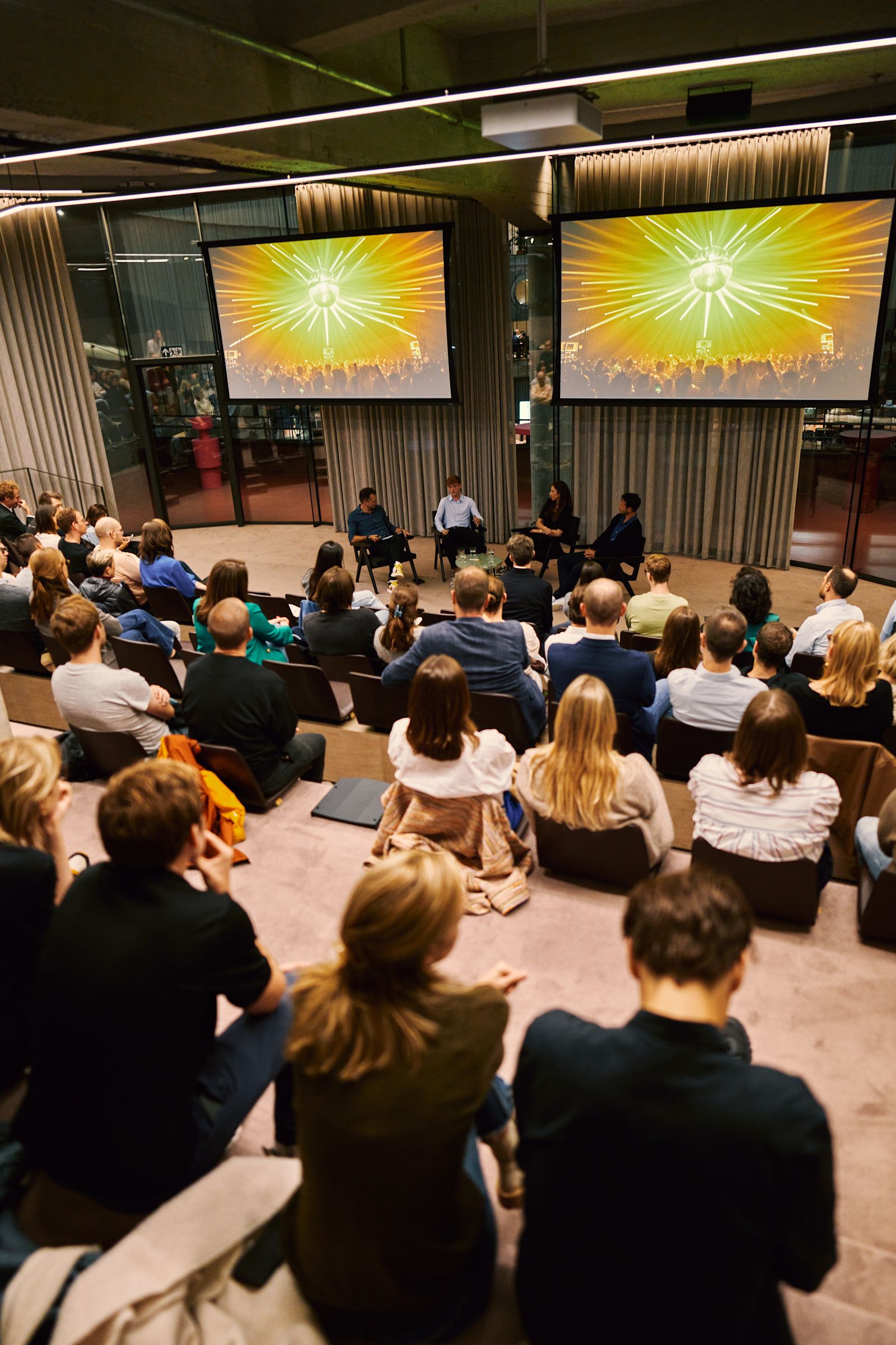 Het auditorium van Wintercircus Gent tijdens een panelgesprek, de plek waar de sprekers van Financially Fearless Summit staan