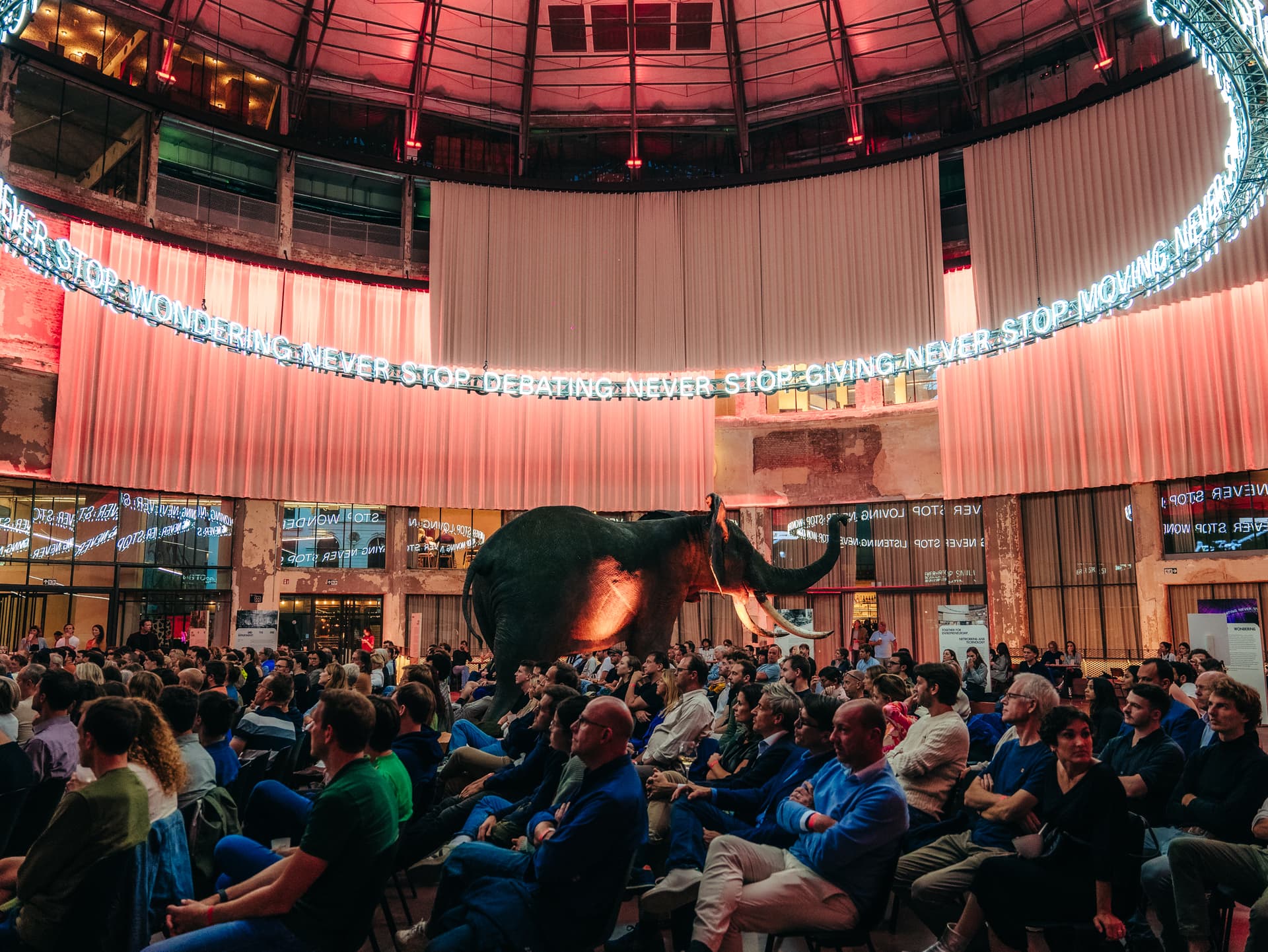 De plek waar de sprekers van Financially Fearless zullen spreken in Wintercircus Gent